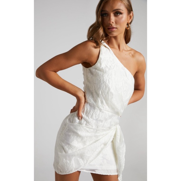 Showpo Brailey One Shoulder Wrap Front Mini Dress in White Jacquard Size 8 NWT - Picture 2 of 11